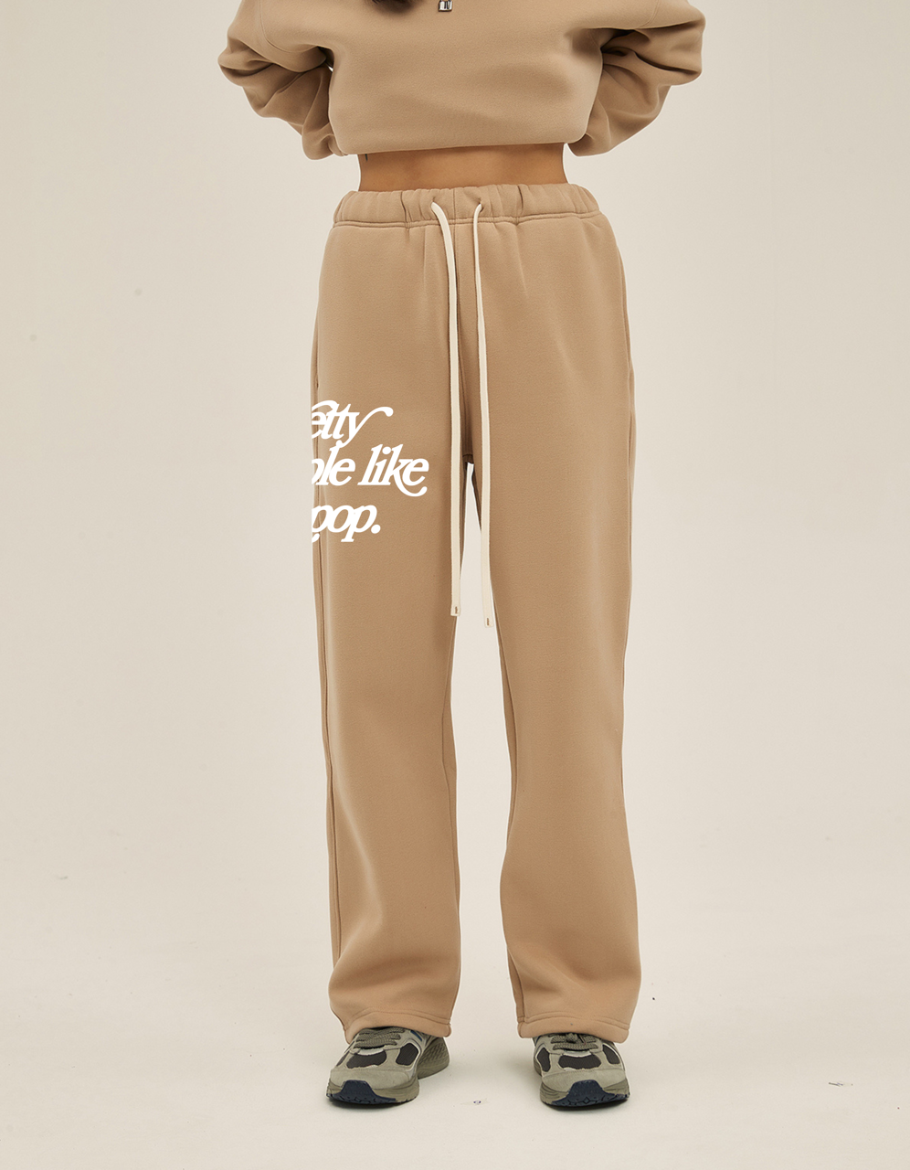 "PRETTY PEOPLE LIKE K-POP" sweatpants - oat preorder