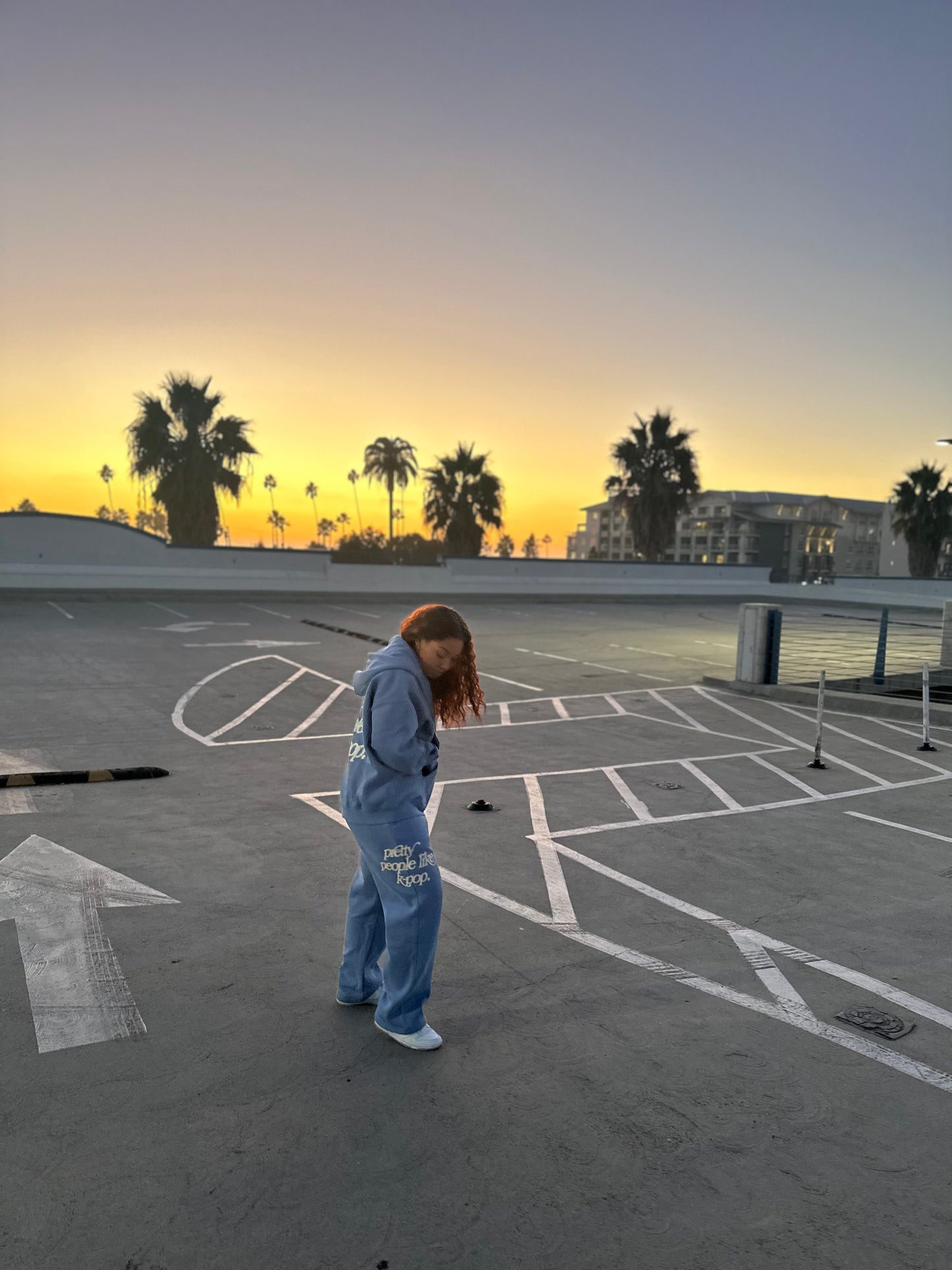"PRETTY PEOPLE LIKE K-POP" sweatpants - carolina blue preorder