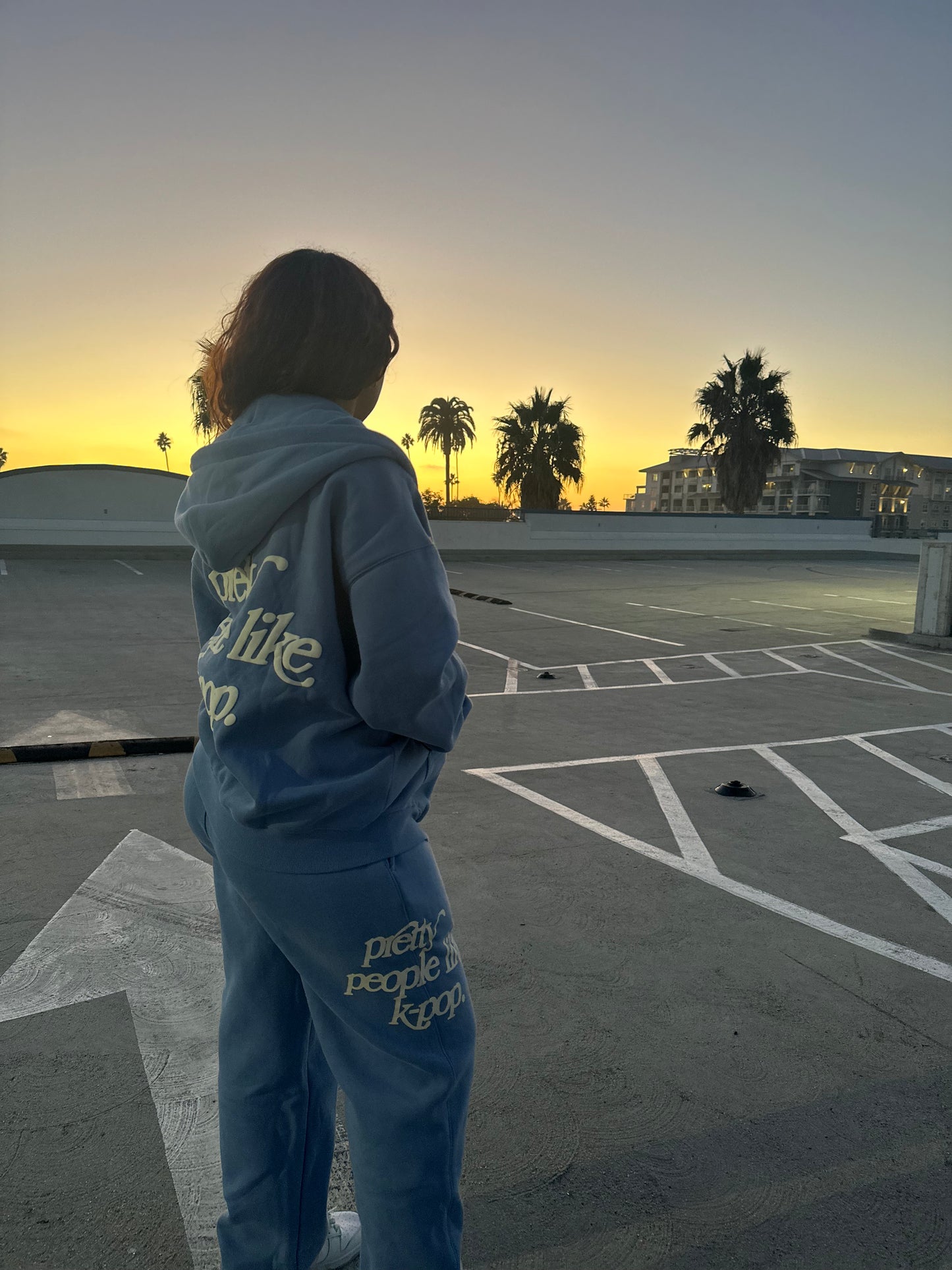 "PRETTY PEOPLE LIKE K-POP" sweatpants - carolina blue preorder