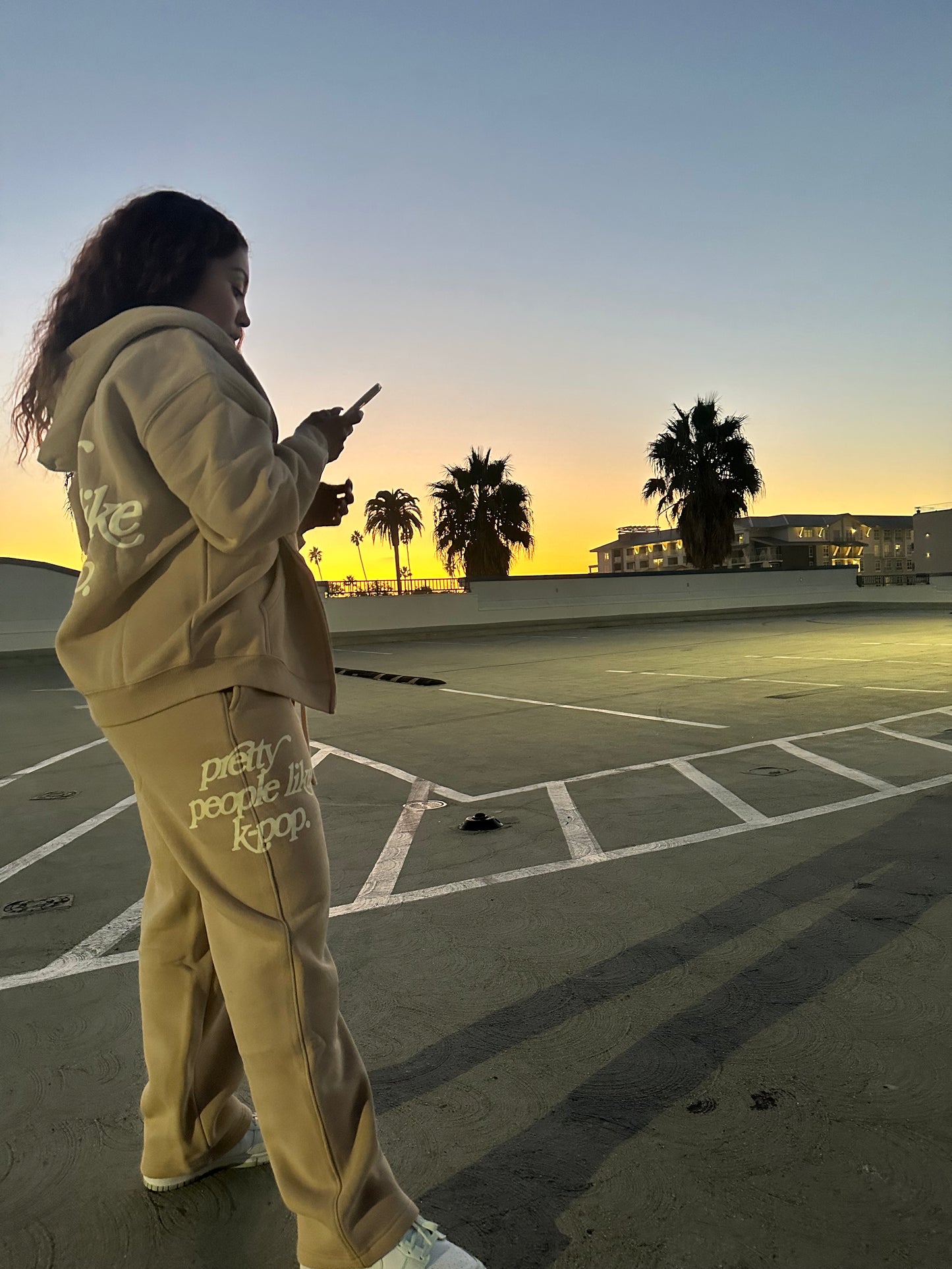 "PRETTY PEOPLE LIKE K-POP" sweatpants - oat preorder